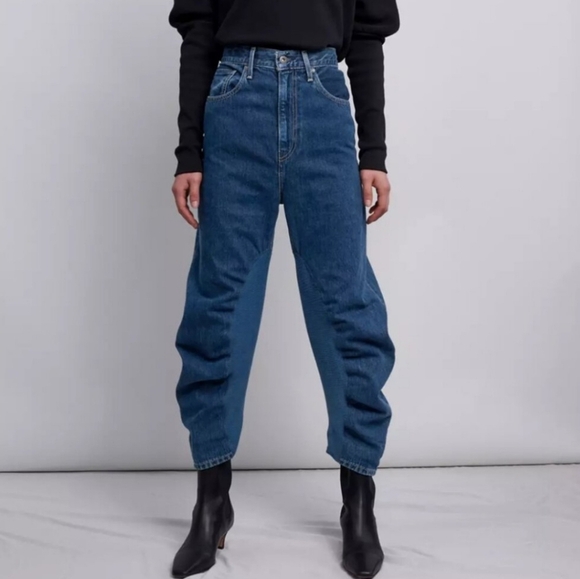 NEW LEVI'S Barrel Women's Jeans Sise 25 Medium Blue Slightly Curvy Shape - Picture 1 of 9
